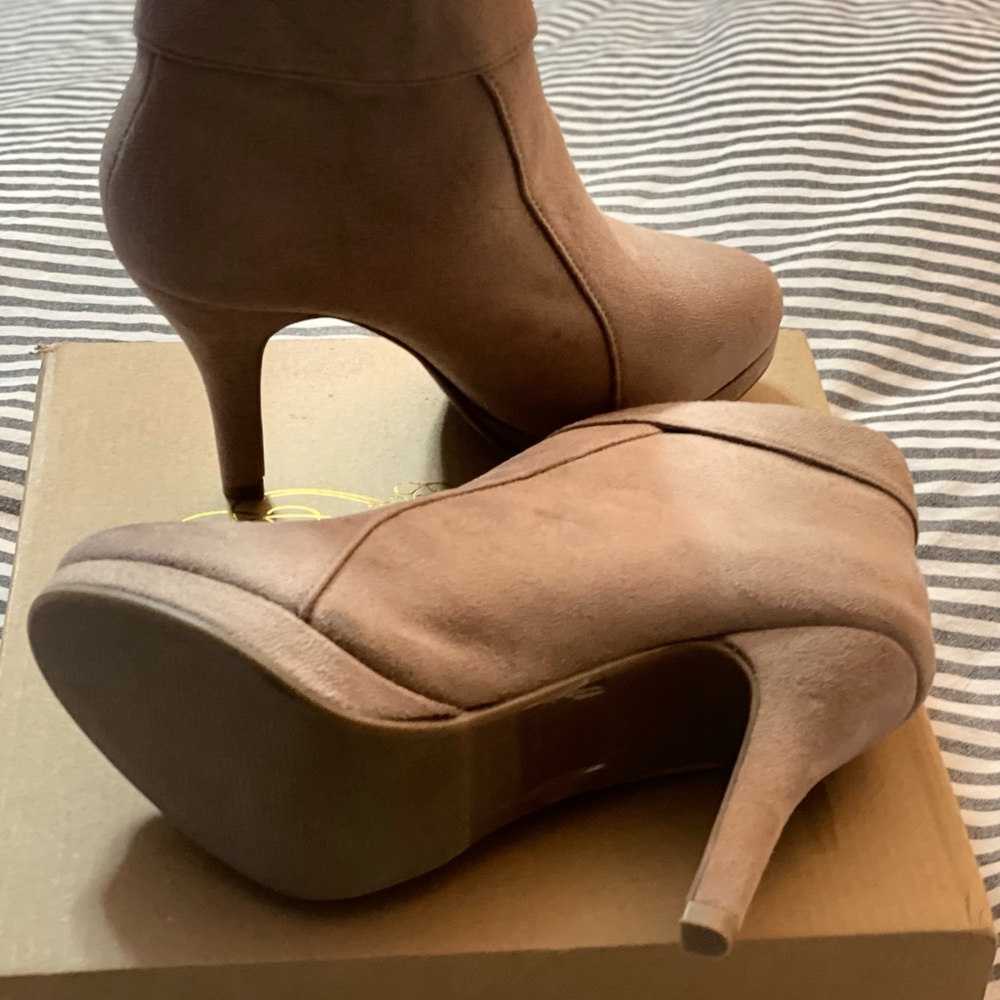 Brand new in box. Trends. Size US 6.5 women. - Picture 11 of 15